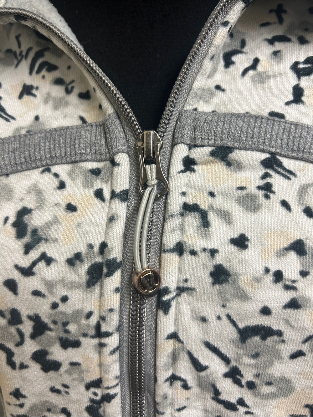 Lululemon Scuba Hoodie II in Not So Petite Fleur Silver Spoon / Heathered, Med - Picture 3 of 10